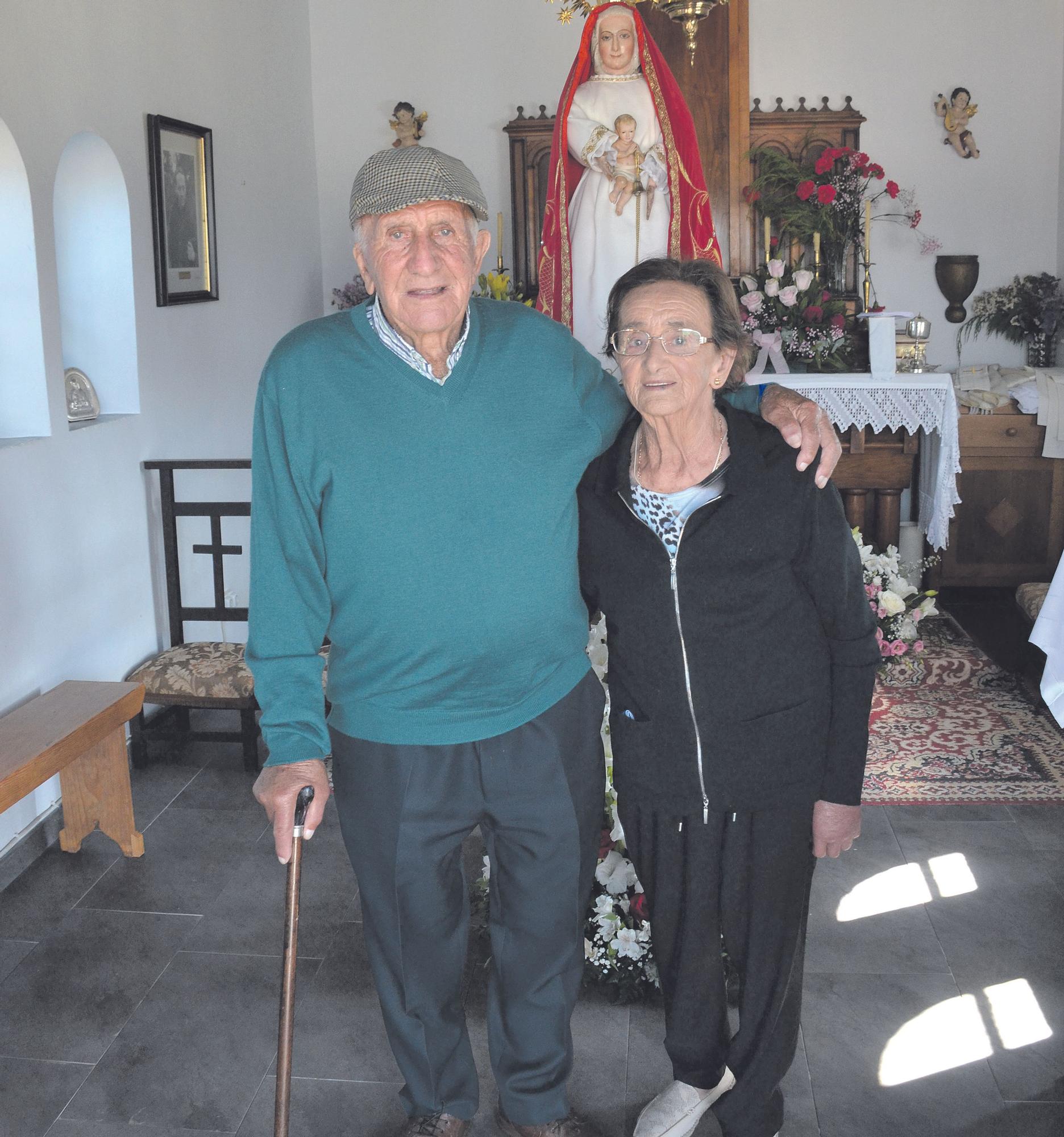 Pilar Méndez y Paulino Martínez, 68 años casados y los más longevos de los homenajeados, ante la Virgen. | Ana Paz  Paredes