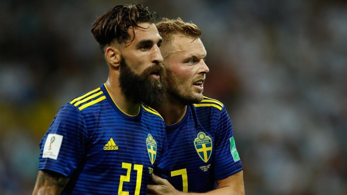 Jimmy Durmaz y Sebastian Larsson, jugadores de Suecia, tras el partido ante Alemania