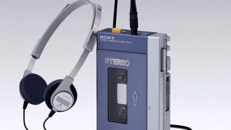 El primer reproductor portátil de música del mundo, el Walkman de Sony.