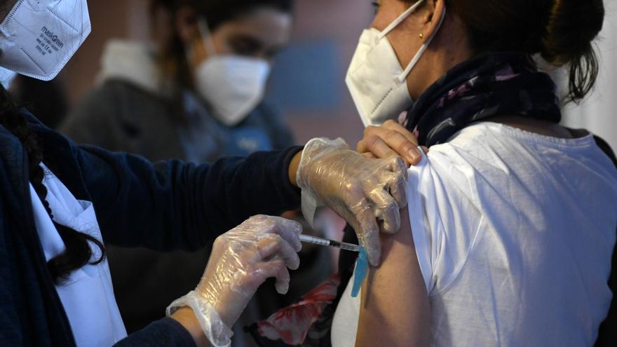 Salud cita para la segunda vacuna a profesores el día antes de las oposiciones