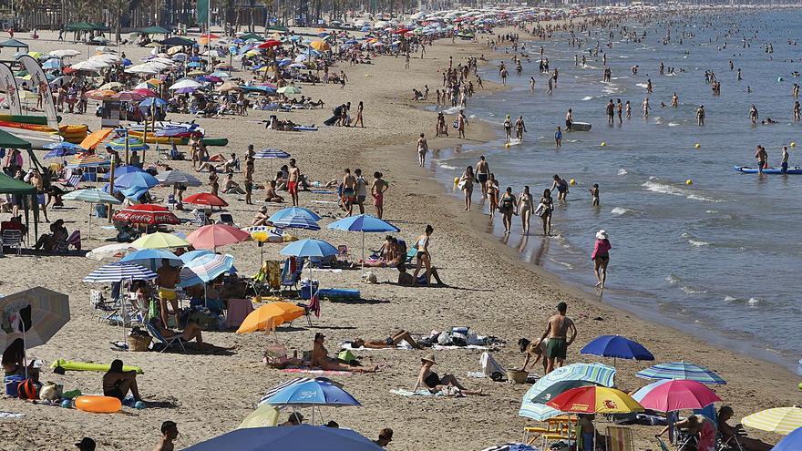 La Playa de San Juan cuadruplica el nivel de covid en aguas residuales en una semana