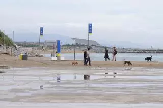 Playas vacías en pleno verano en Barcelona por el temporal