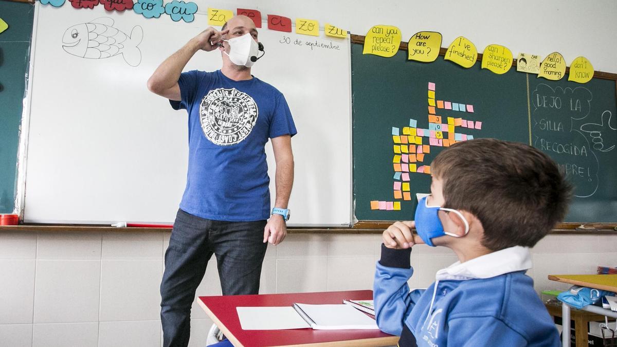 Un niño en una clase de Primero de Educación Primaria.