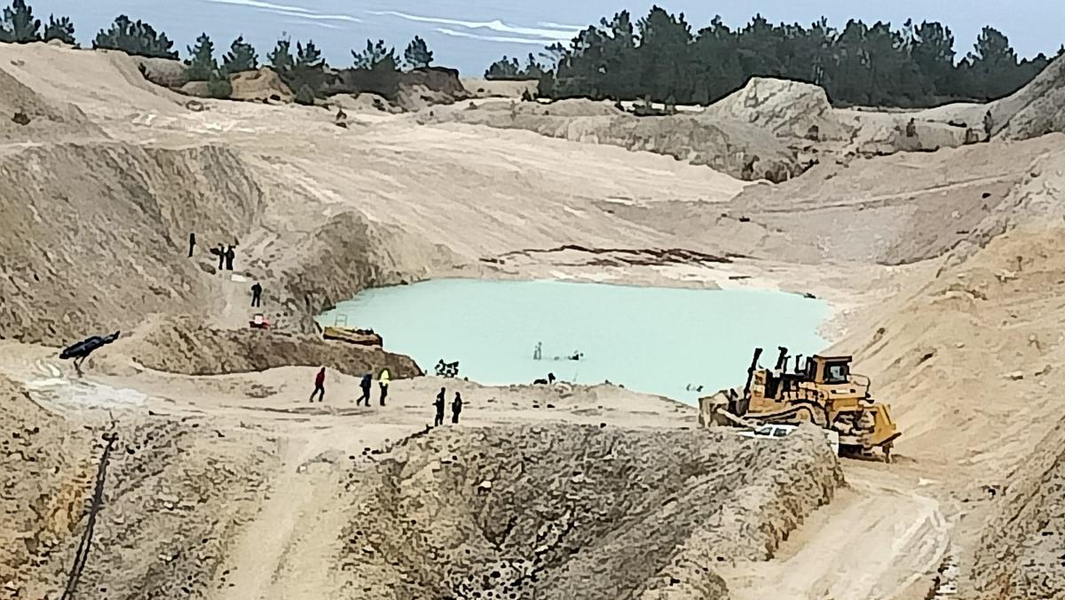 El colapso de una balsa de la antigua mina de Monte Neme provoca un grave arrastre de lodos en Malpica