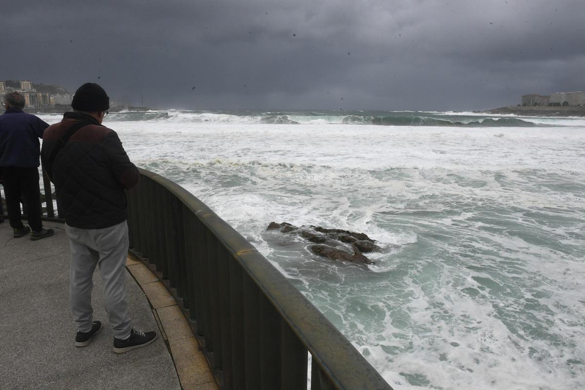 Alerta roja en el litoral coruñés por olas de hasta nueve metros