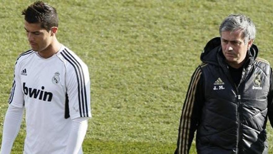 Ronaldo y Mourinho, en un momento del entrenamiento del Real Madrid de este viernes.