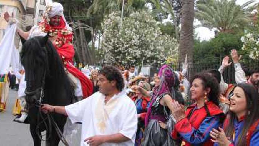 A caballo en la plaza Castelar. Empieza la Entrada. Luis ya a caballo listo para salir con su novia María Jesús aplaudiendo.
