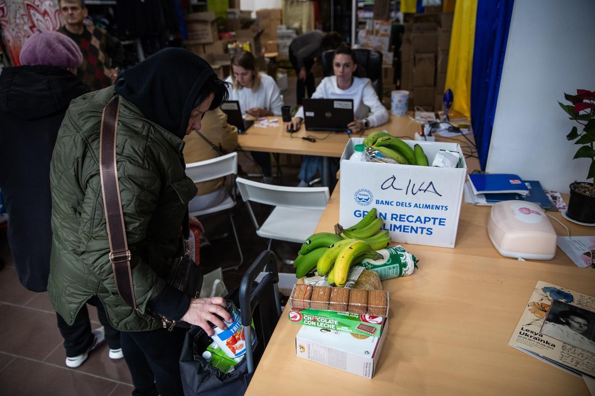 La Asociacion de ucranianos Djerelo que ayudan a los refugiados que están en Barcelona con alimentos, ropa, productos primera necesidad y lo hacen en vía Laietana 33 en el centro