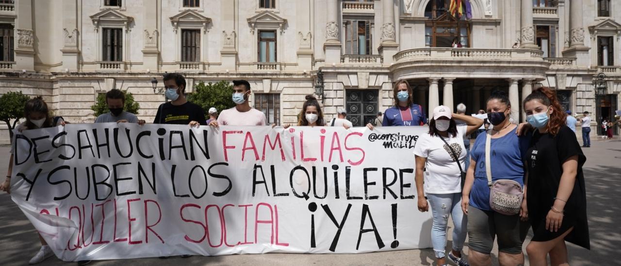 Imagen de archivo de una protesta de familias que ocupan pisos de bancos, que se realizó en València a mitad de julio.