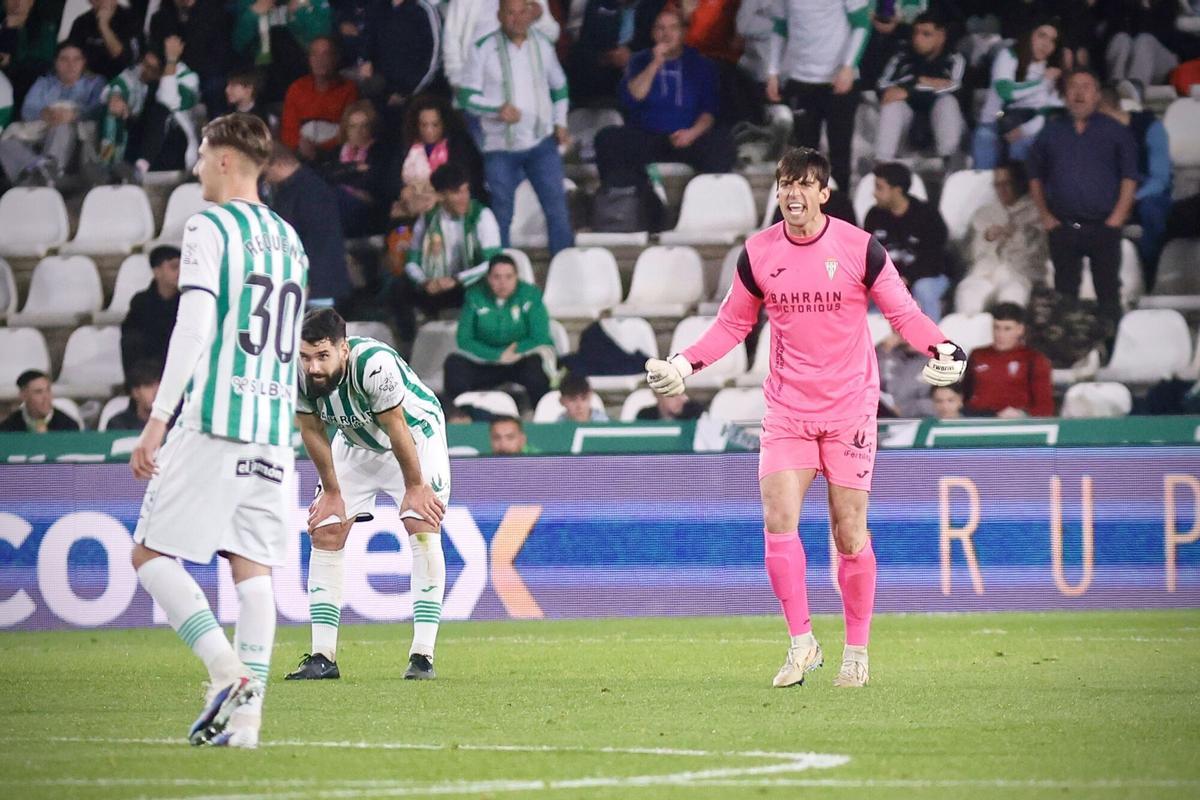 Iker Álvarez alienta a sus compañeros tras uno de los goles recibidos en el Córdoba CF-Andorra
