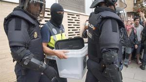 Antidisturbios de la Policía Nacional retiran urnas en Lleida el 1-O