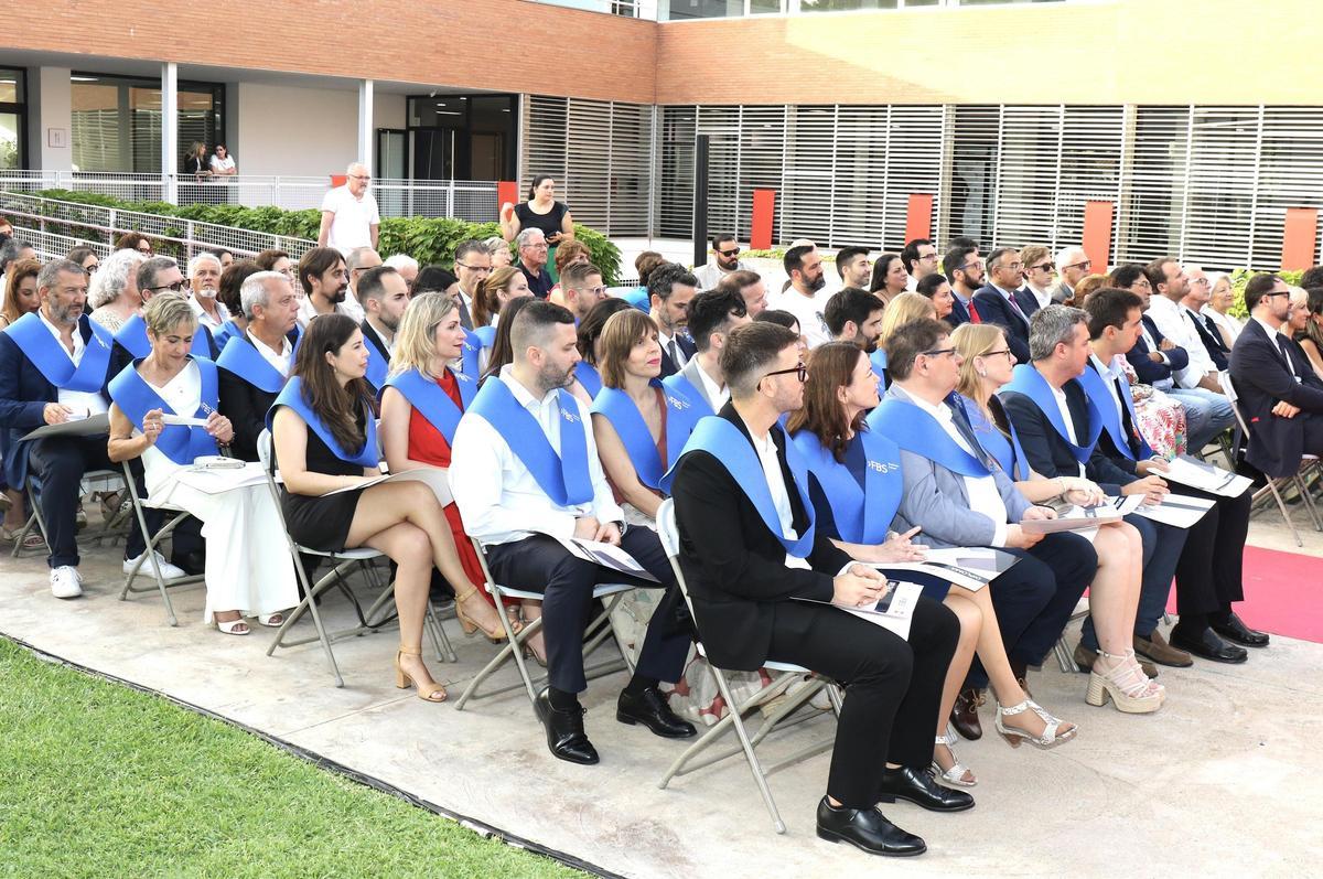 Alumnado durante el acto de clausura del curso 2024-2025 en los jardines de Fundesem.
