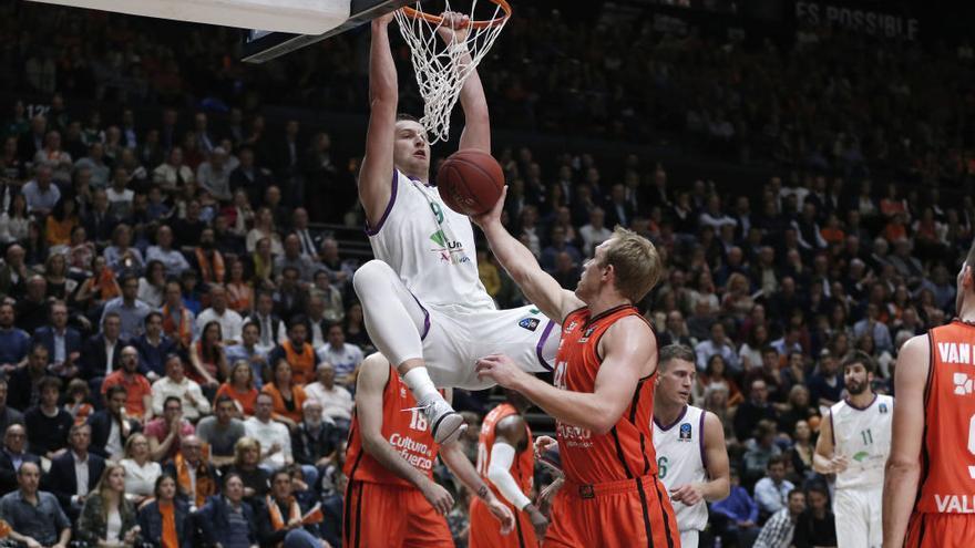 Alen Omic macha el aro del Valencia Basket antes de ser eliminado en el partido decisivo de la final de la Eurocup.