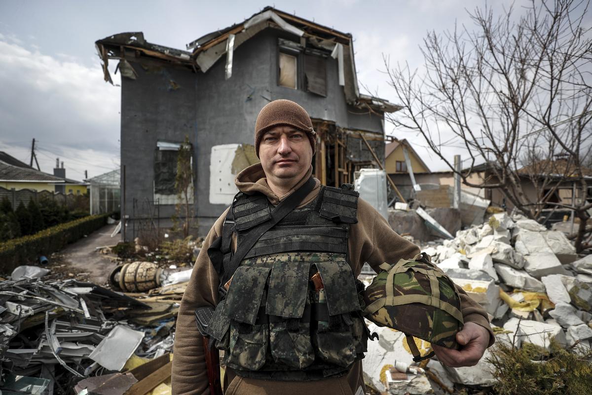 Vlad Malyshev llevaba una empresa tecnológica en Járkiv antes de la guerra. Militar de carrera, se enroló en las milicias territoriales al comienzo de esta. En la imagen Vlad posa con su equipamiento militar ante los restos de su casa, destruida por un misil que impacto contra ella y casi acaba también con él.