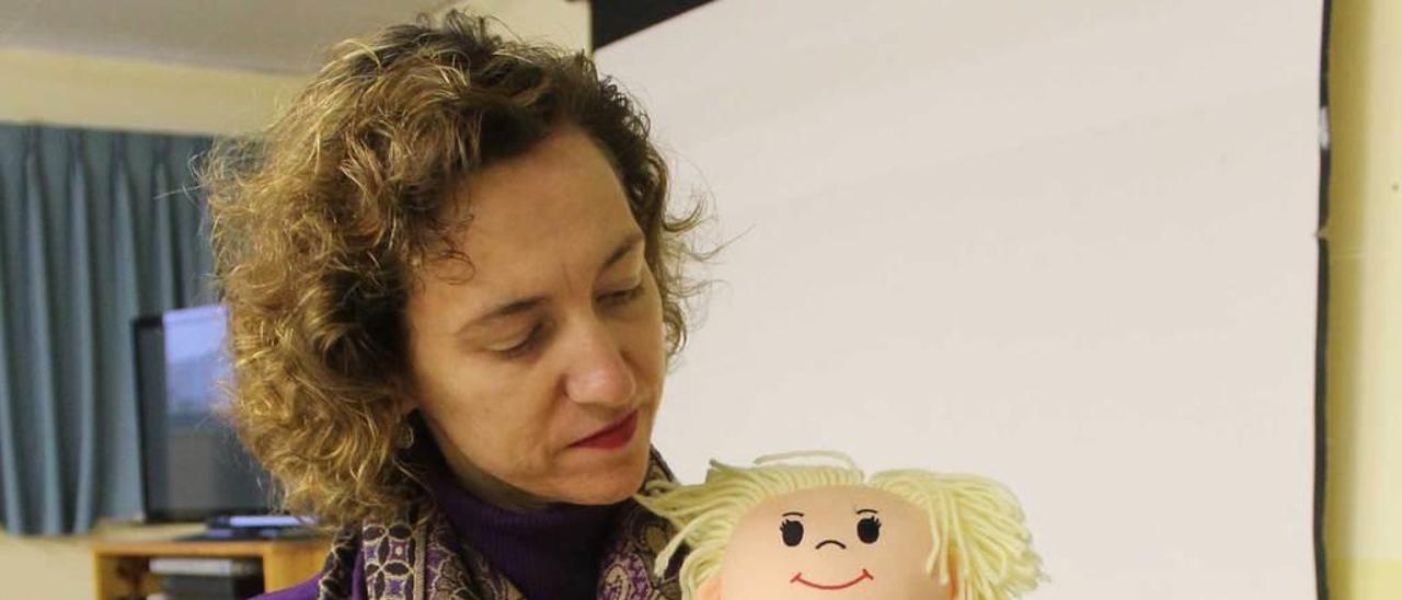 Ana Fernández, del consejo territorial de ONCE-Asturias, con el muñeco con el que aprenden el código braille los más pequeños.