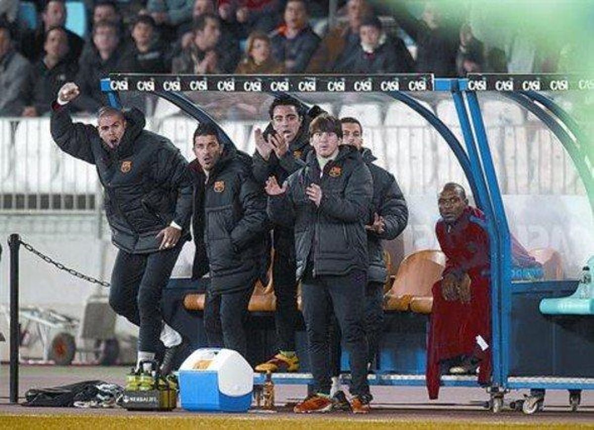 Suplents per un dia 8 Valdés, Villa, Xavi, Pedro, Messi i Abidal celebren un gol, ahir a la nit a Almeria.