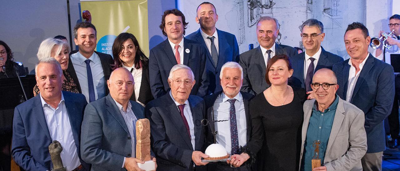 Patrocinadores de los premios junto a los premiados en la edición de 2019.