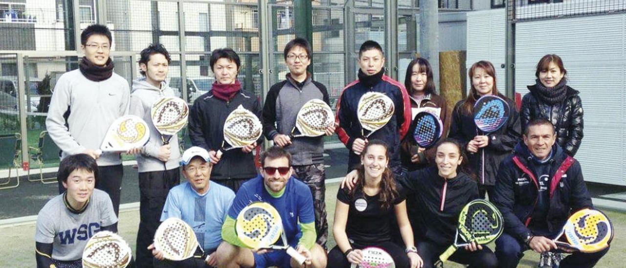 La viguesa, cuarta por la izquierda en la fila de abajo, con sus alumnos en Tokio. // FdV