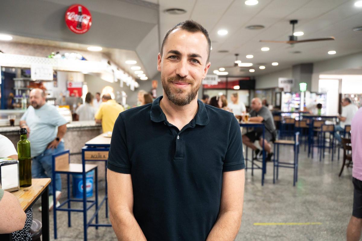 Alejando Sánchez, jefe de administración, en el Hostal Restaurante Portugal 2.