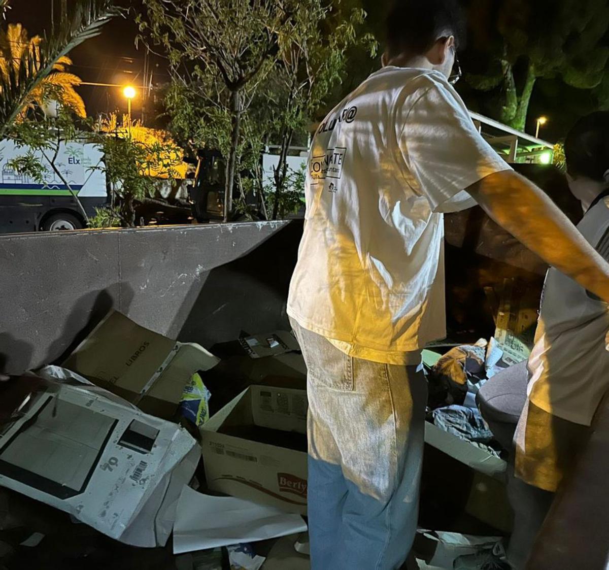 Cartones y otras pertenencias de las personas sin hogar en un contenedor.  | INFORMACIÓN