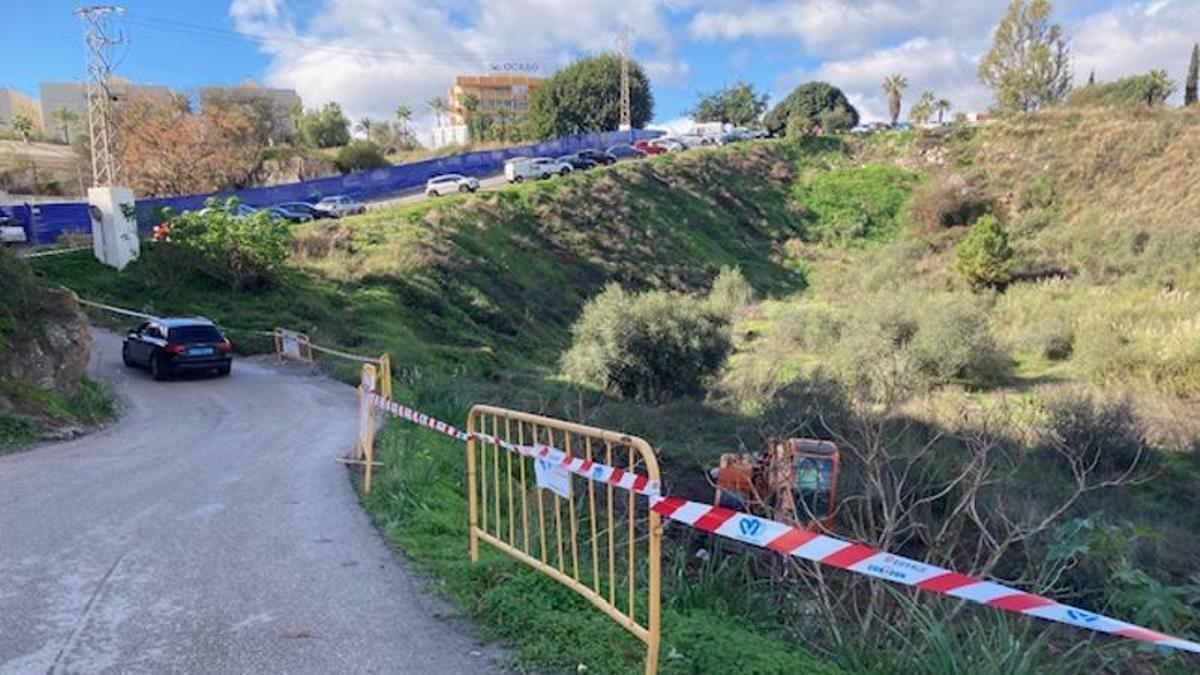 Un vehículo transita por uno de los tramos más angostos del carril del butano.