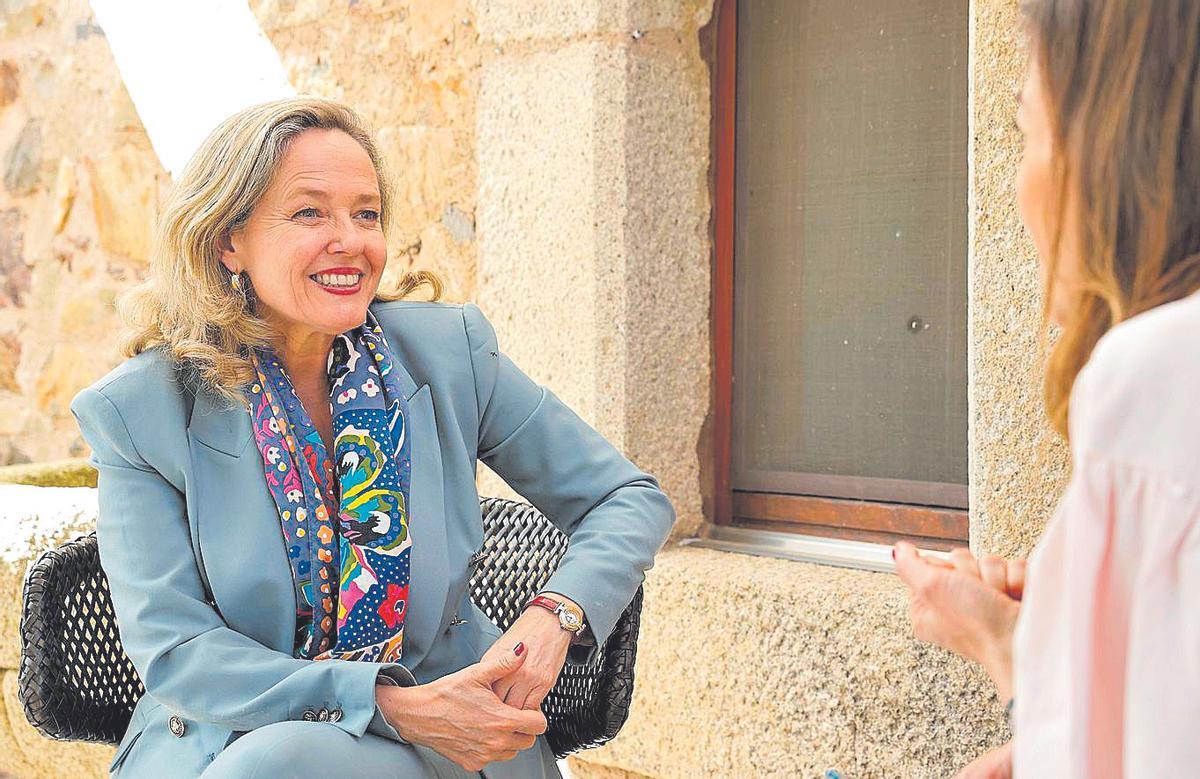 La vicepresidenta del Gobierno y ministra de Asuntos Económicos, Nadia Calviño, durante la entrevista en Cáceres.