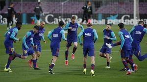 Los jugadores del Barça calientan antes del partido contra el Elche.