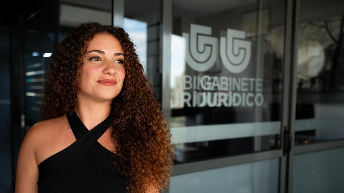 La joven jurista, en uno de los espacios del despacho donde ejerce.