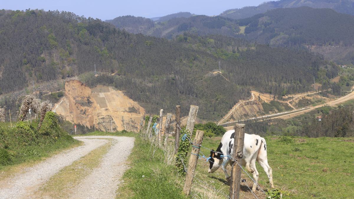 El enorme argayo que corta la nacional 634 entre Salas y Cornellana