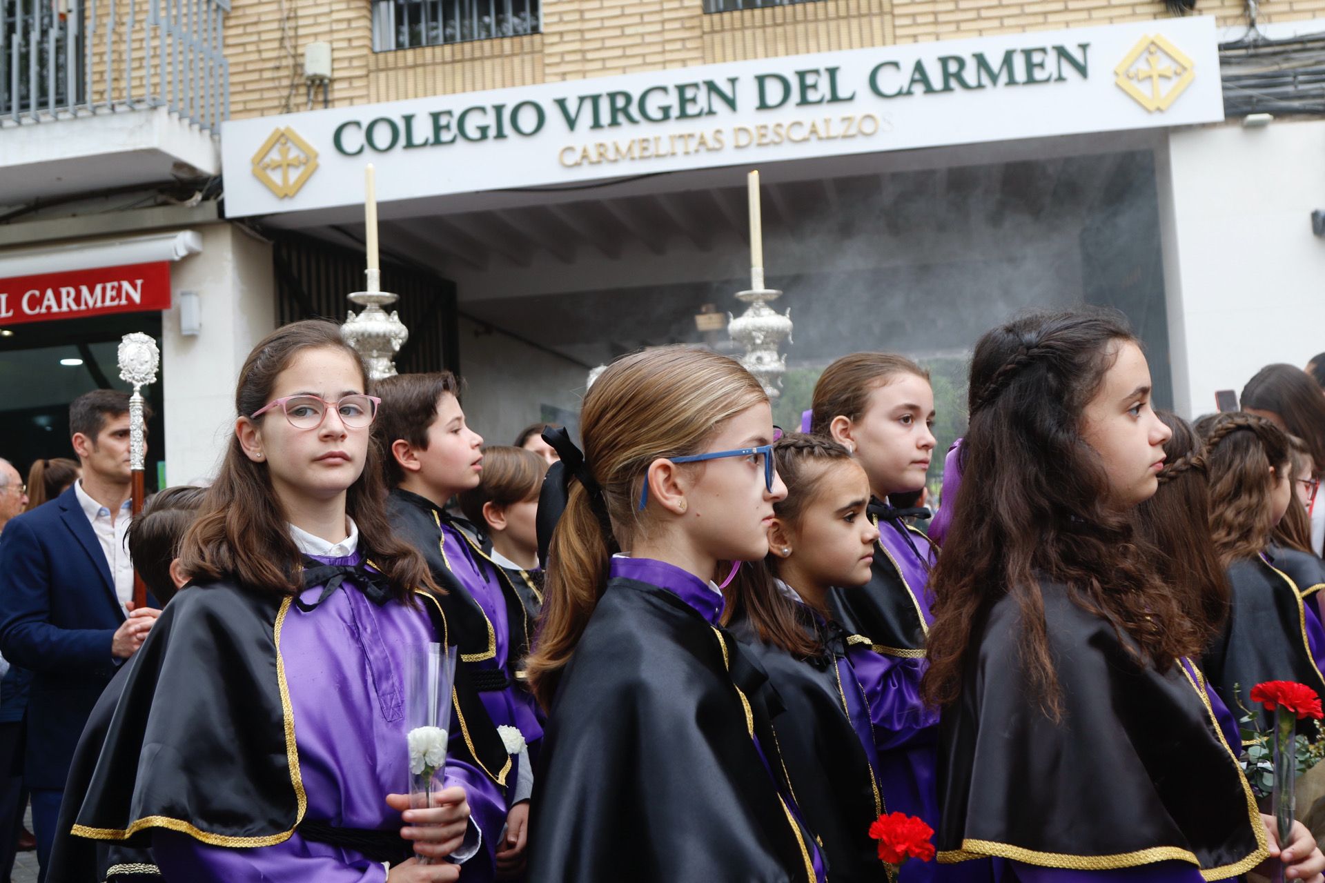 Alumnos del colegio Virgen del Carmen durante su procesión