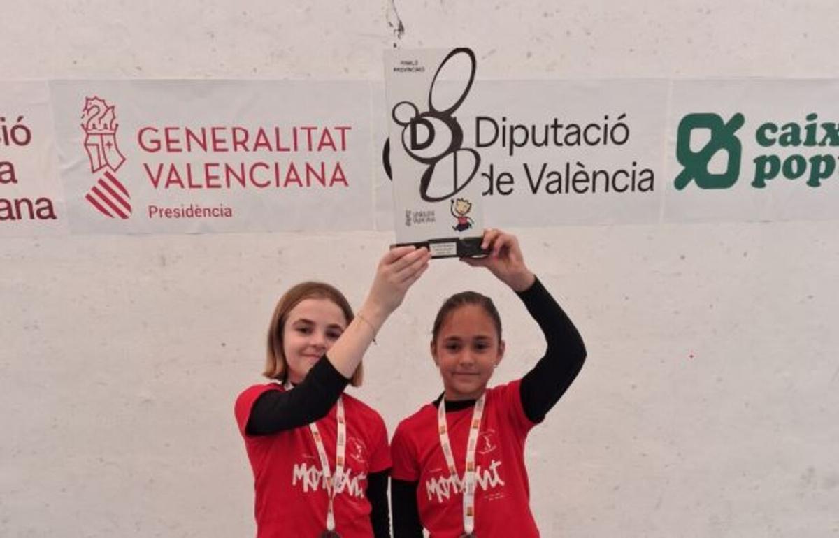 Mia y Clara alzan el trofeo de galotxa.