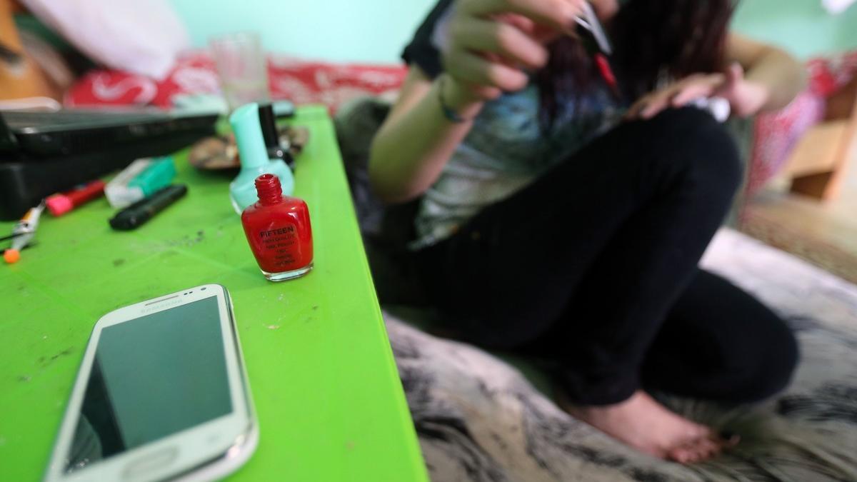 Una mujer siria, víctima de la explotación sexual, se arregla las uñas en su refugio, en el Líbano, el 13 de abril.