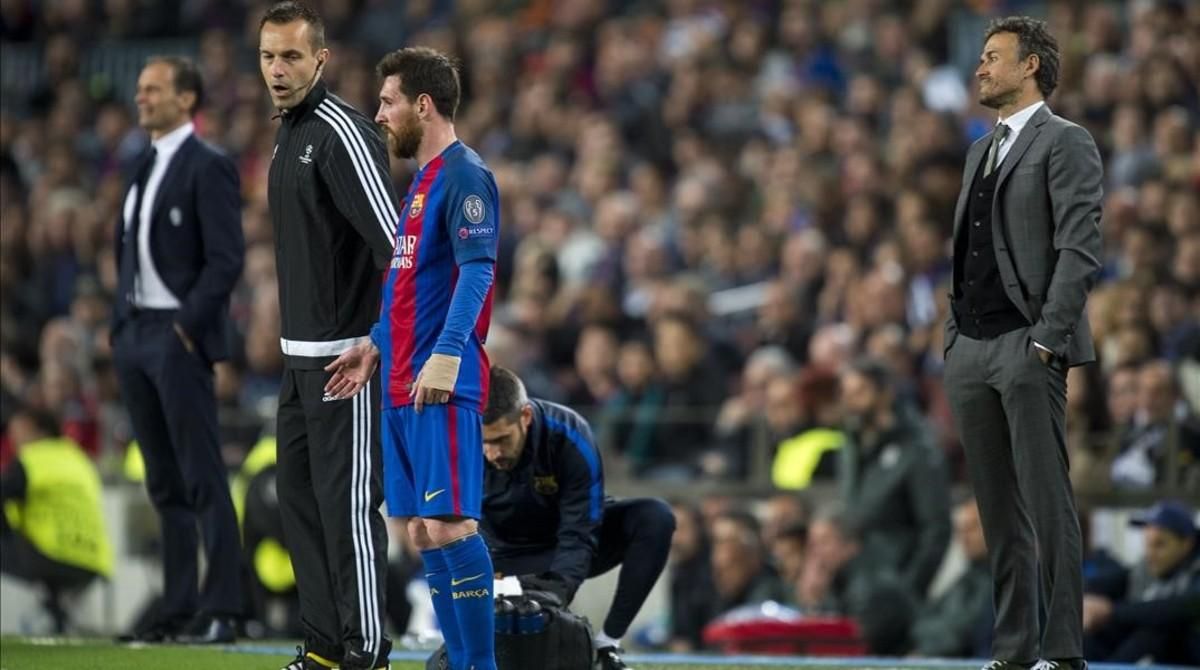 Messi, a punto de volver al campo, junto a Luis Enrique en el Barça-Juventus.