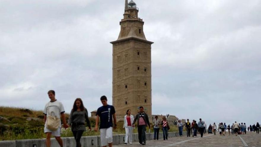 Turistas y coruñeses, un día después de que declarasen a la Torre Patrimonio de la Humanidad. / juan varela