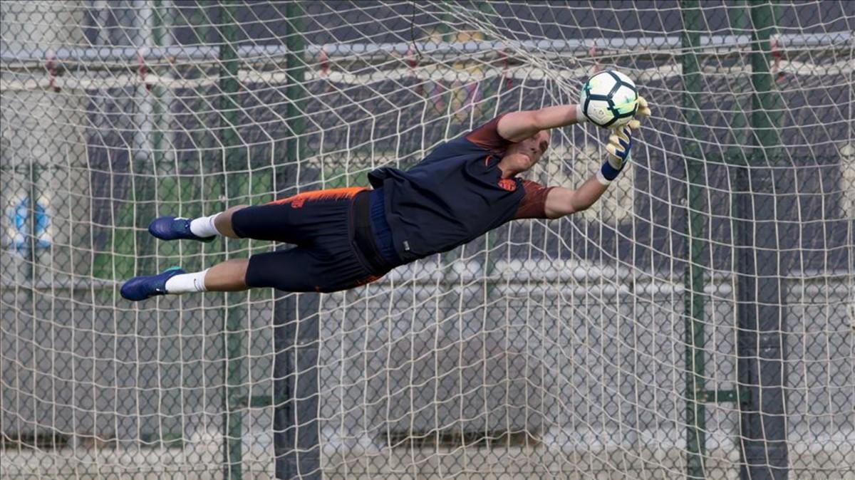 Jasper Cillessen, en una acción espectacular durante un entrenamiento