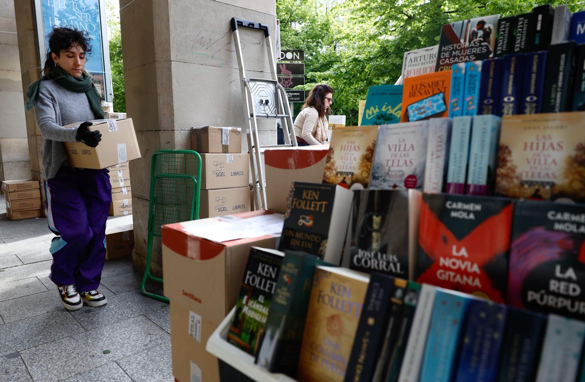 En imágenes | Miles de personas desafían al cierzo en el un Día del Libro de récord