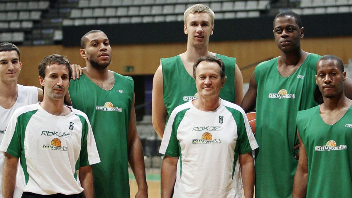 Sito Alonso, con Aíto y Pau Ribas, Baxter, Andriuskevicius, Jerome Moiso y Mallet en la 2007-2008. | ALBERT OLIVER/EFE