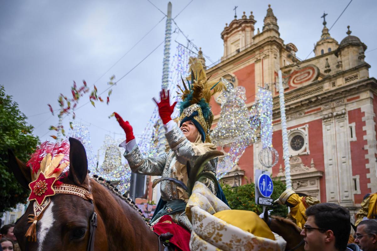 El Heraldo de los Reyes Magos de Sevilla, que este año ha sido encarnado por el empresario sevillano Sergio García.