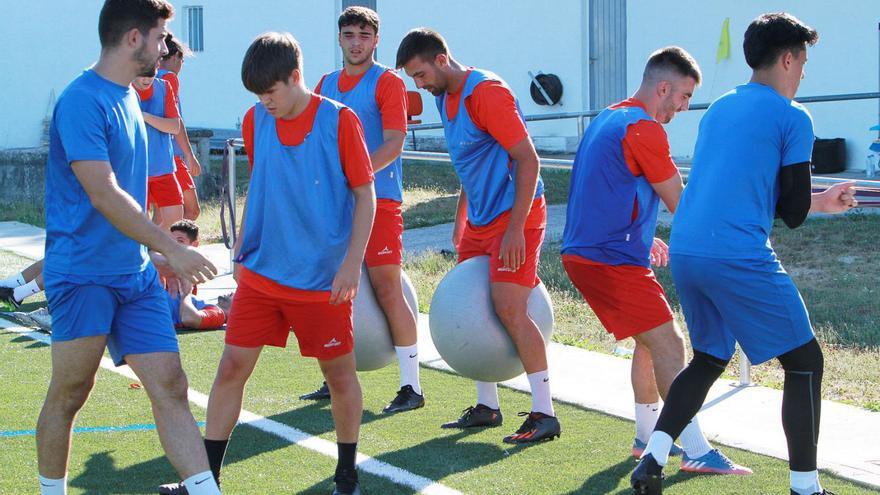 Arriba, la UD Ourense, entrenando en Coles. Bajo estas líneas la primera carrera de la UD Barbadás en OS Carrís | . // IÑAKI OSORIO