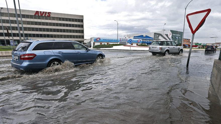 El acceso al aeropuerto de Málaga, anegado por la lluvia.