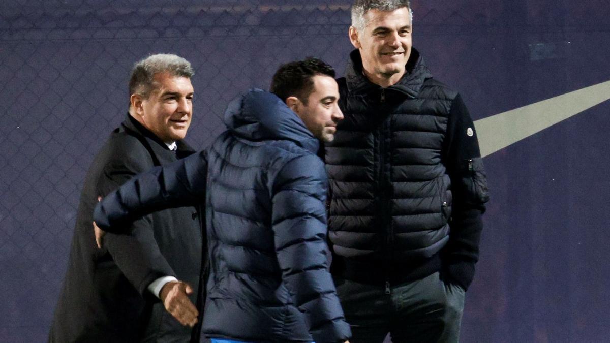 Joan Laporta saluda a Xavi Hernández en un entrenamiento del FC Barcelona