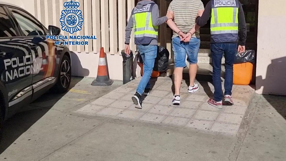 Agentes de la Policía Nacional durante una detención anterior.