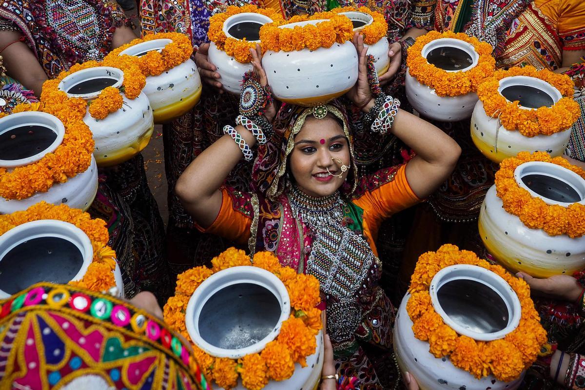 Ensayos del baile tradicional de Garba para el festival hindú de Navratri, en la India