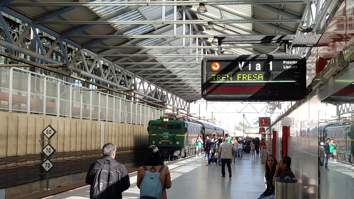 El Tren de la Fresa a su llegada a la estación.