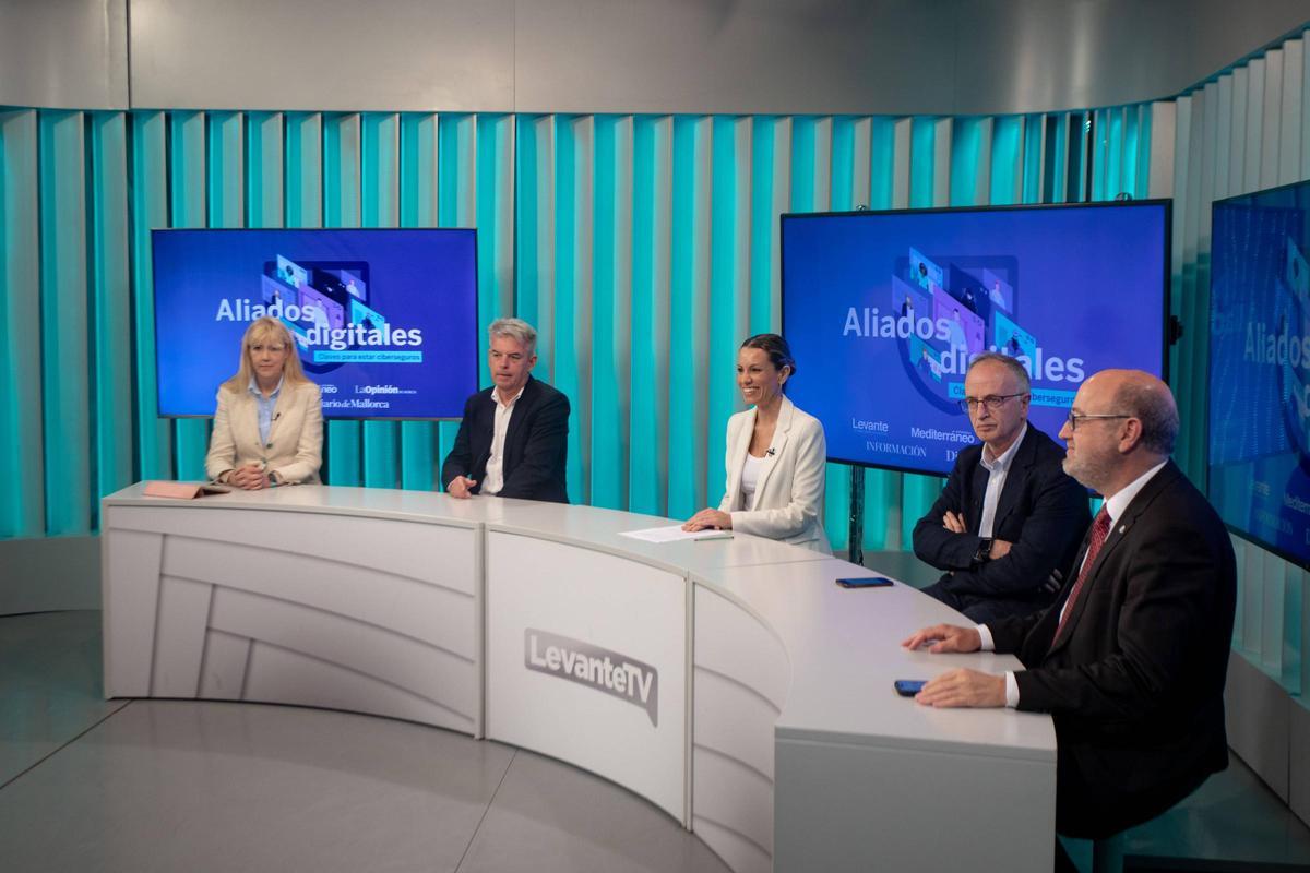 El plató de Levante TV acogió el debate sobre la ciberseguridad a nivel particular.