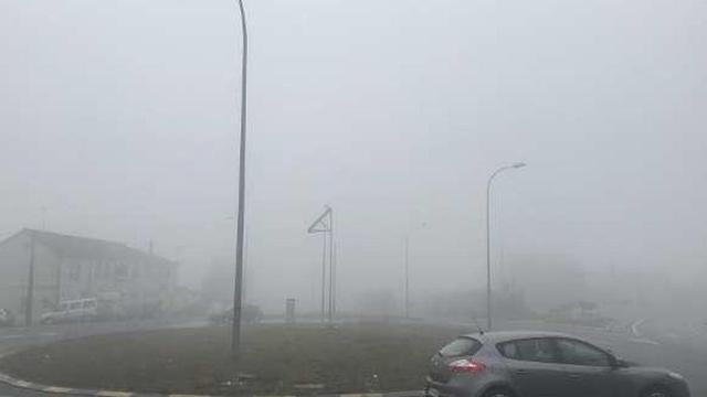 El cruce de Sesmonde, de tarde y con niebla, con las farolas apagadas.