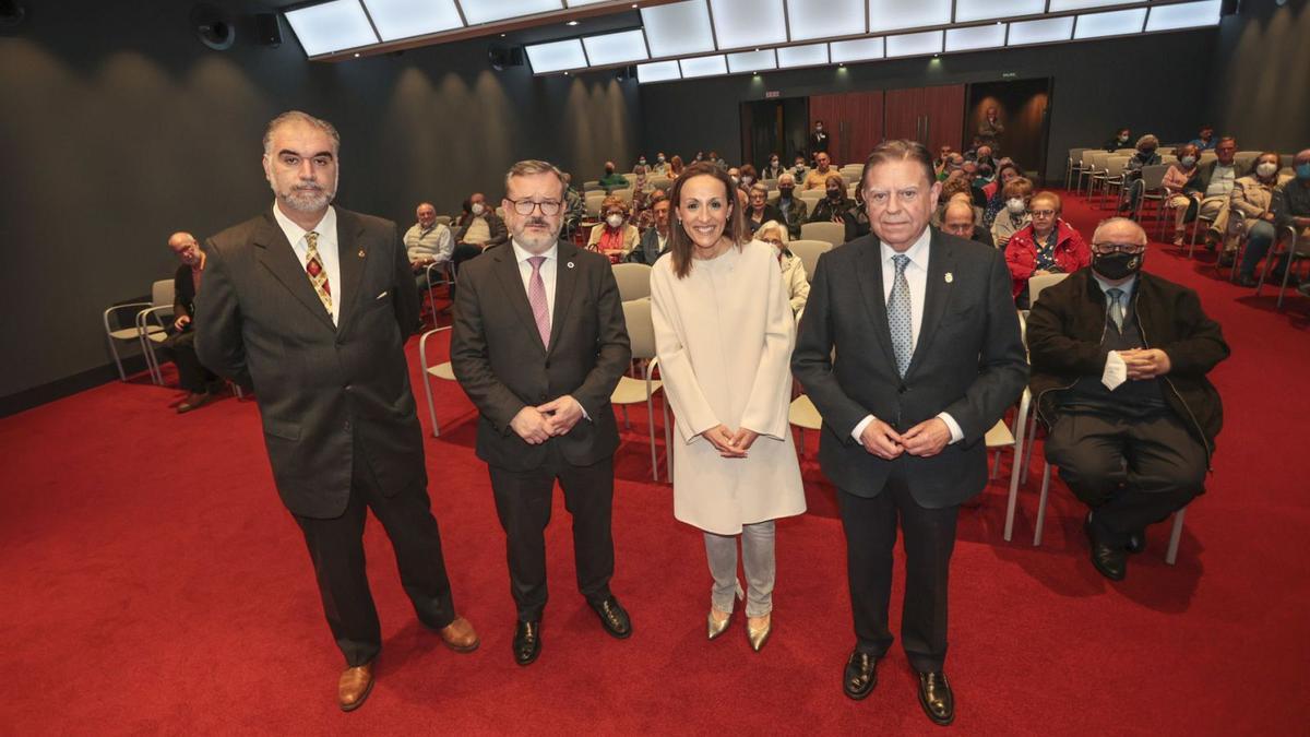 Por la izquierda: Francisco Díaz de Otazu, Alfredo García Quintana (concejal de Turismo del Ayuntamiento de Oviedo), María Álvarez y Alfredo Canteli, ayer, en el Club Prensa Asturiana de LA NUEVA ESPAÑA, antes del inicio del acto. | Irma Collín