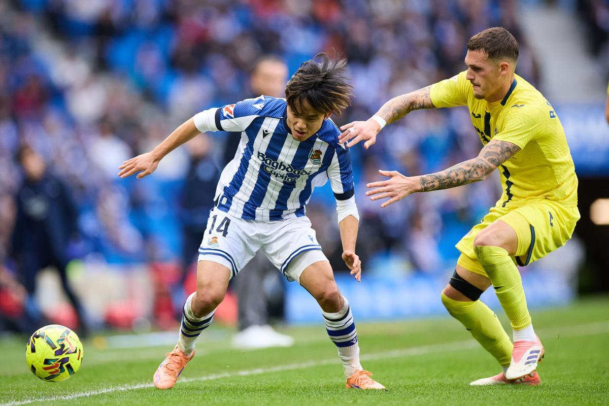 Takefusa Kubo de la Real Sociedad compite por el balón con Rafa Marin del Villarreal CF durante el partido LaLiga EA Sports entre la Real Sociedad y el Villarreal CF en Anoeta el 30 de noviembre de 2025, en San Sebastián, España. AFP7 30/11/2025 SÓLO PARA USO EN ESPAÑA. Ricardo Larreina / AFP7 / Europa Press;2025;ESPAÑA;DEPORTE;ZSPORT;FÚTBOL;ZSOCCER;Real Sociedad v Villarreal CF - LaLiga EA Sports;
