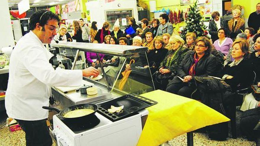 José Manuel Morado prepara uno de los platos del taller de cocina navideña.