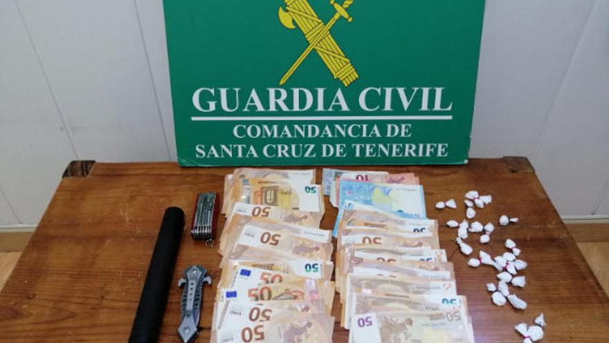 Droga y dinero requisados por los guardias civiles al acusado.